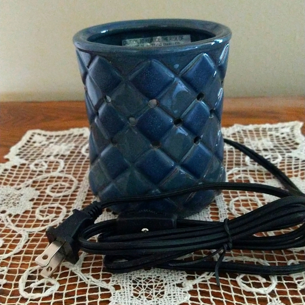 Scentsy Casbah Blue Diamond Pattern- Base and Warmer Dish, Excellent Used Cond